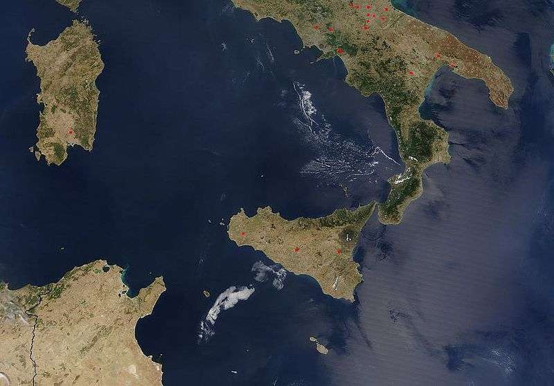 Sud Italia - foto di NASA, cropped by DrFO.Jr.Tn