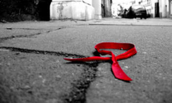 Red ribbon on the street - foto di Mister F.
